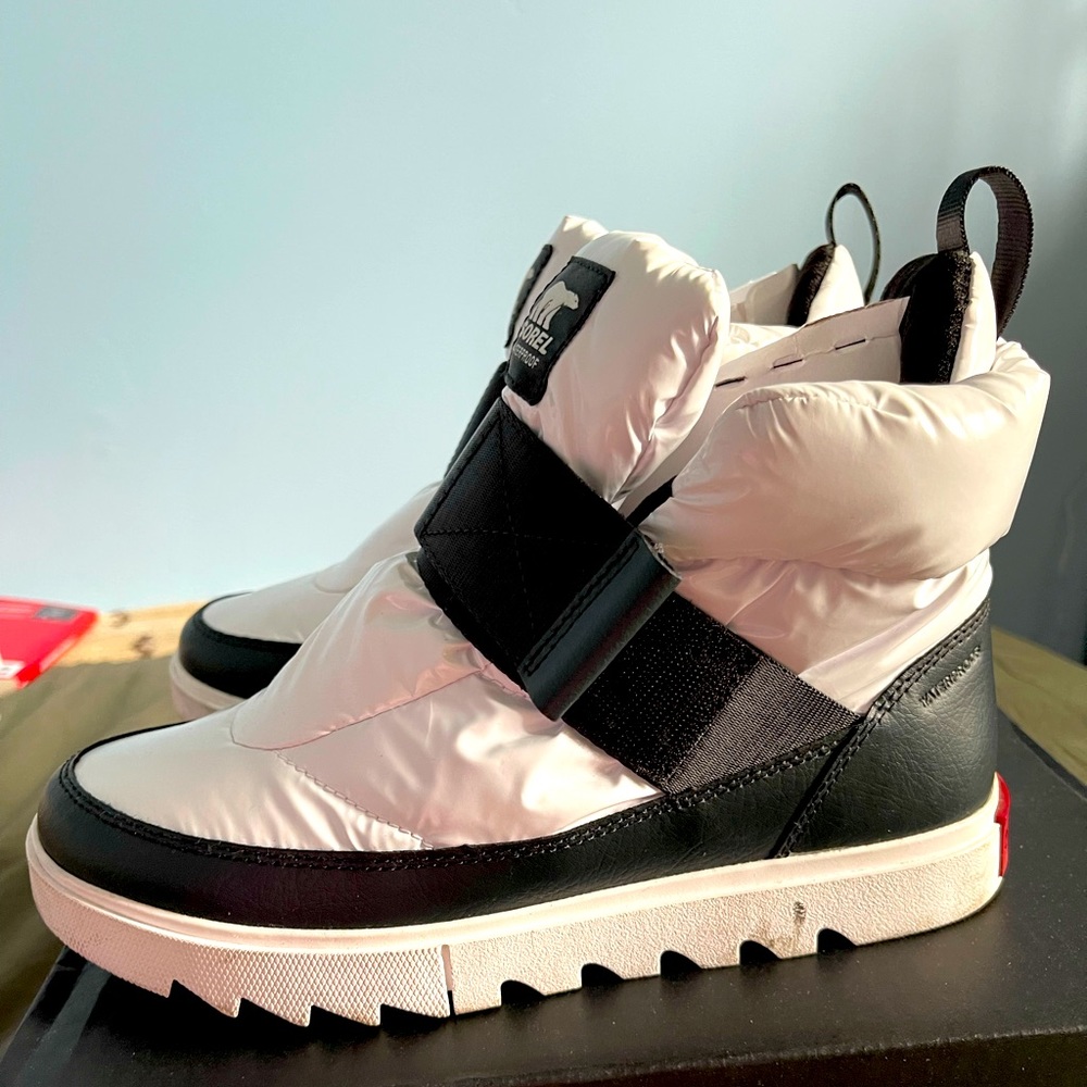 WOMEN'S JOAN OF ARCTIC™ NEXT LITE STRAP PUFFY BOOT